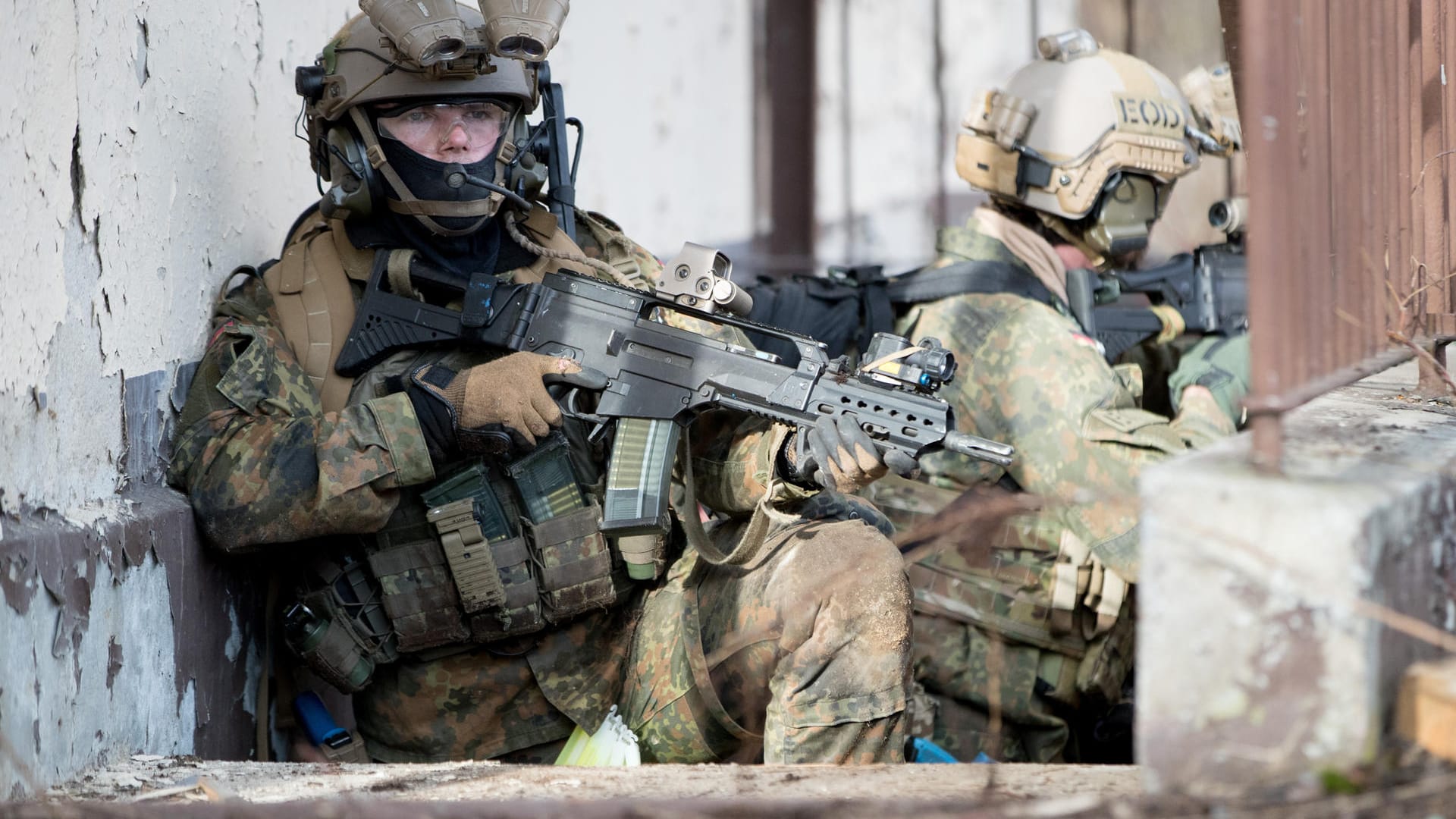 Bundeswehrsoldaten der Eliteeinheit Kommando Spezialkräfte (KSK) trainieren den Häuserkampf und eine Geiselbefreiung.