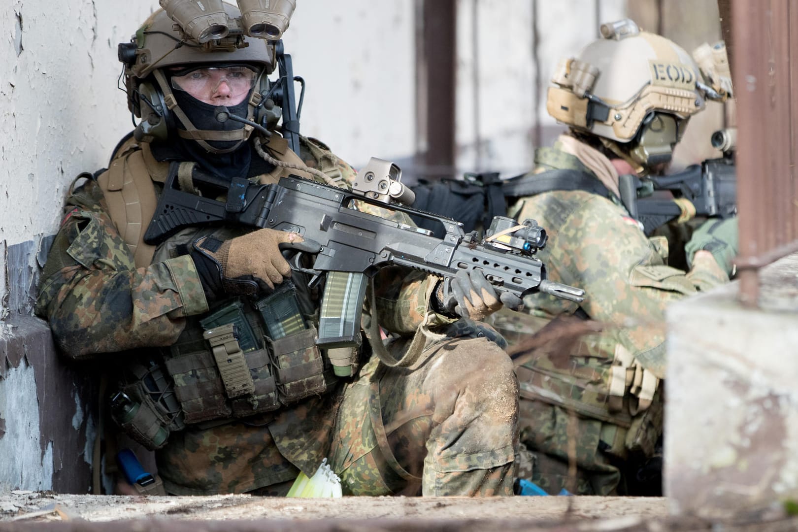 Bundeswehrsoldaten der Eliteeinheit Kommando Spezialkräfte (KSK) trainieren den Häuserkampf und eine Geiselbefreiung.