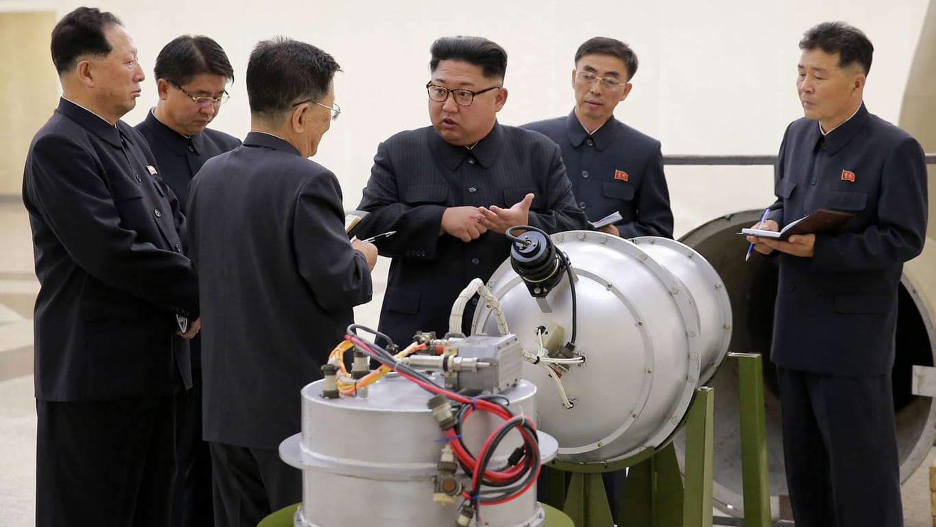 Nordkoreas Staatschef Kim Jong Un (M) bei der Inspektion eines angeblichen Wasserstoffbomben-Sprengkopfes