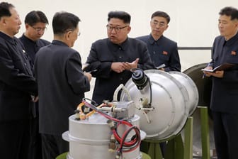 Nordkoreas Staatschef Kim Jong Un (M) bei der Inspektion eines angeblichen Wasserstoffbomben-Sprengkopfes