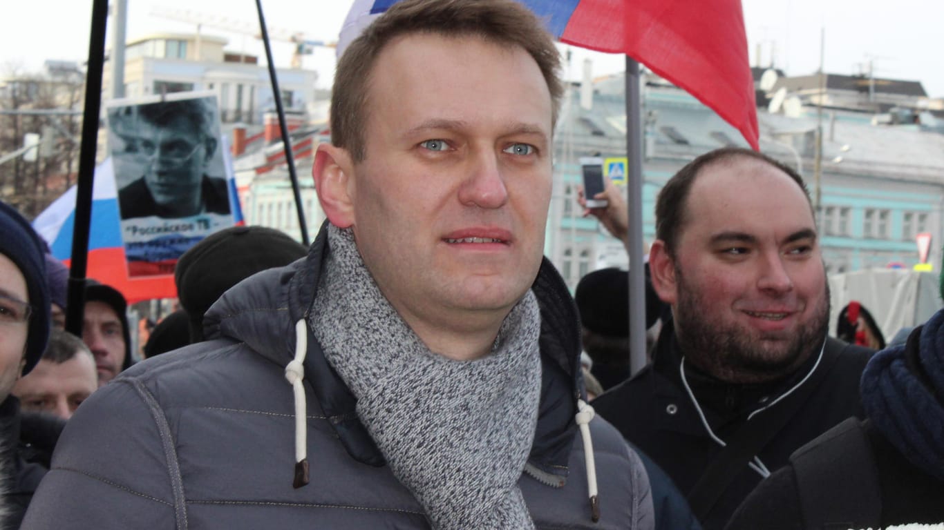Kreml-Kritiker Alexej Nawalny nimmt am 26.02.2017 an einer Demonstration in Moskau teil. Wenige Monate später wird er am 28.09.2017 in seiner Wohnung festgenommen.