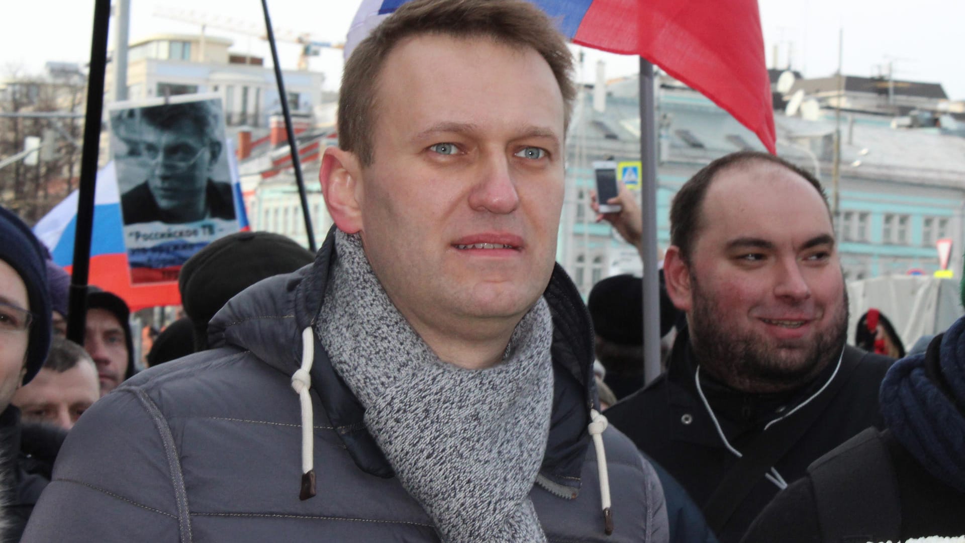 Kreml-Kritiker Alexej Nawalny nimmt am 26.02.2017 an einer Demonstration in Moskau teil. Wenige Monate später wird er am 28.09.2017 in seiner Wohnung festgenommen. Kreml-Kritiker Alexej Nawalny nimmt am 26.02.2017 an einer Demonstration in Moskau teil. Wenige Monate später wird er am 28.09.2017 in seiner Wohnung festgenommen.