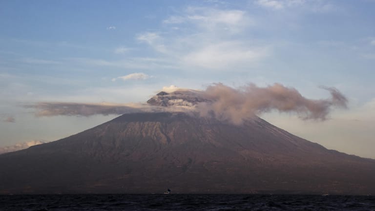 Der Blick in Karangasem (Indonesien) auf den Vulkan Mount Agung. Rund 130 000 Menschen fliehen vor einem drohenden Ausbruch.