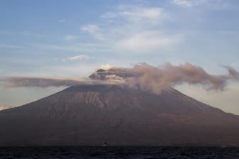 Der Blick in Karangasem (Indonesien) auf den Vulkan Mount Agung. Rund 130 000 Menschen fliehen vor einem drohenden Ausbruch.