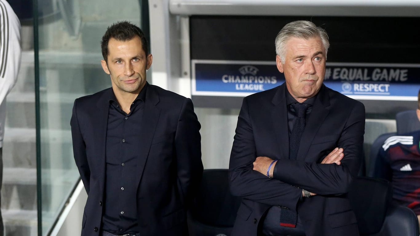 Bayerns Sportdirektor Hasan Salihamidzic und Ex-Trainer Carlo Ancelotti (r.) bei der Pleite in Paris.