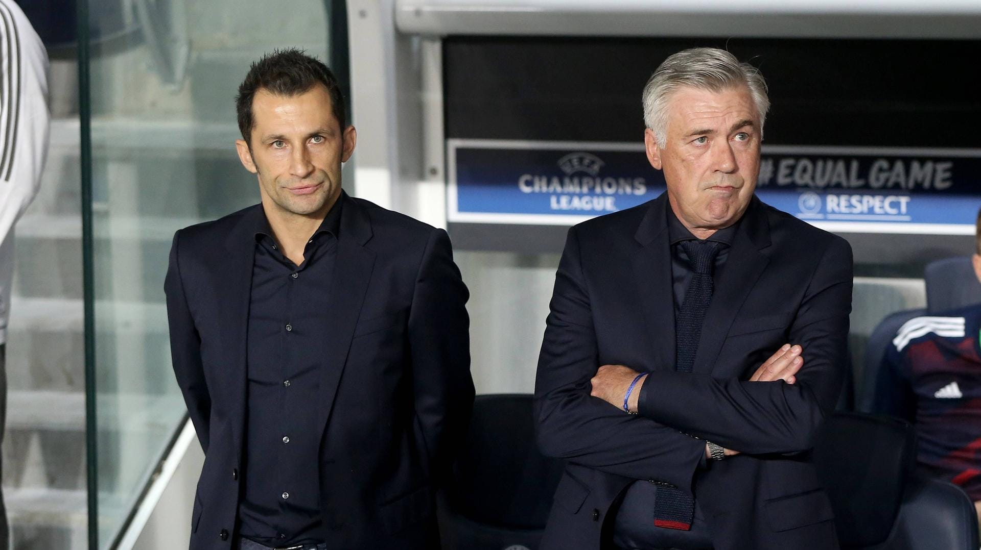 Bayerns Sportdirektor Hasan Salihamidzic und Ex-Trainer Carlo Ancelotti (r.) bei der Pleite in Paris. Bayerns Sportdirektor Hasan Salihamidzic und Ex-Trainer Carlo Ancelotti (r.) bei der Pleite in Paris.