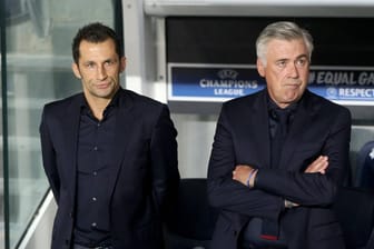 Bayerns Sportdirektor Hasan Salihamidzic und Ex-Trainer Carlo Ancelotti (r.) bei der Pleite in Paris.
