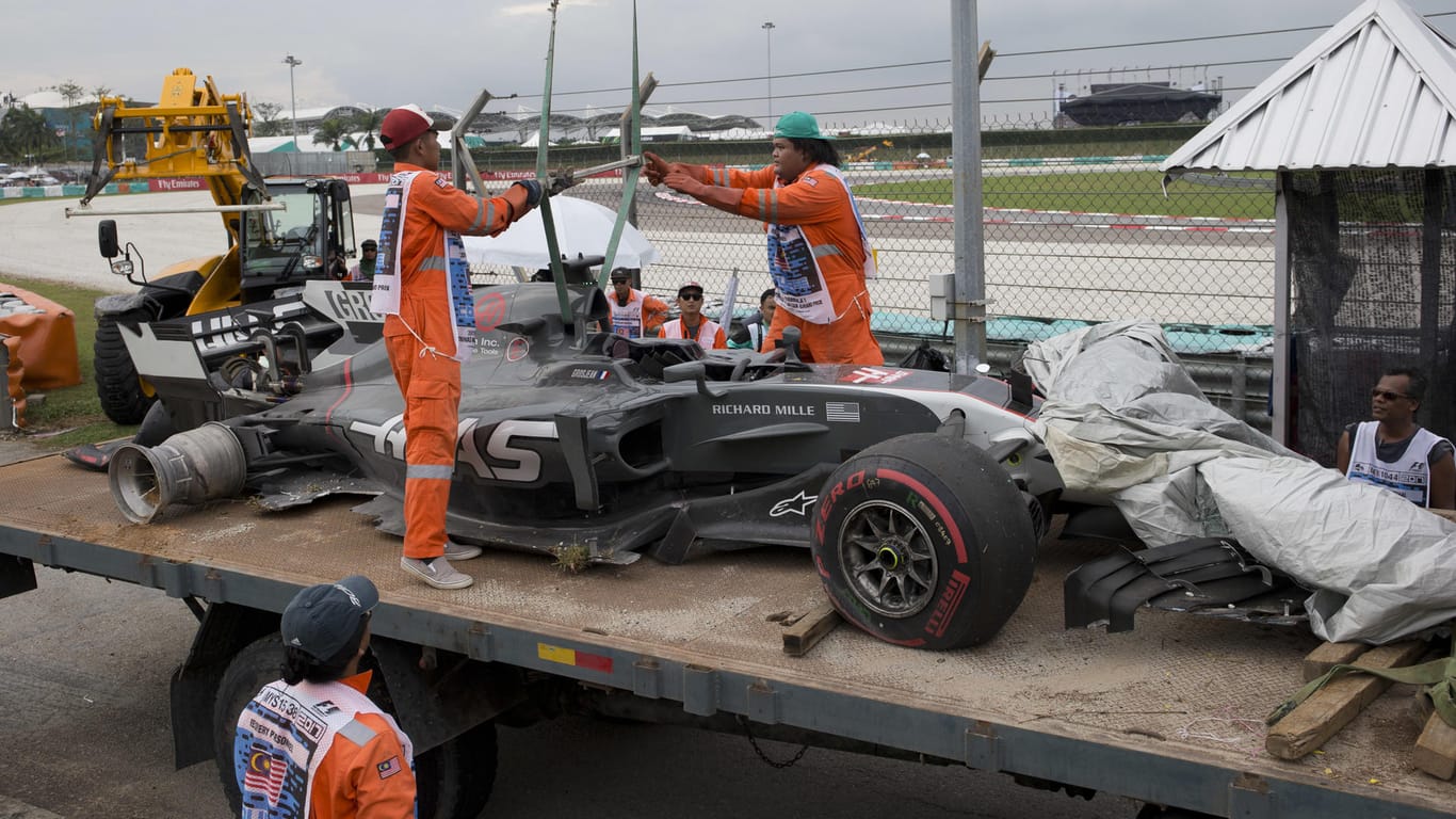 Vom rechten Hinterreifen keine Spur mehr. Der Haas-Bolide von Romain Grosjean muss abgeschleppt werden.