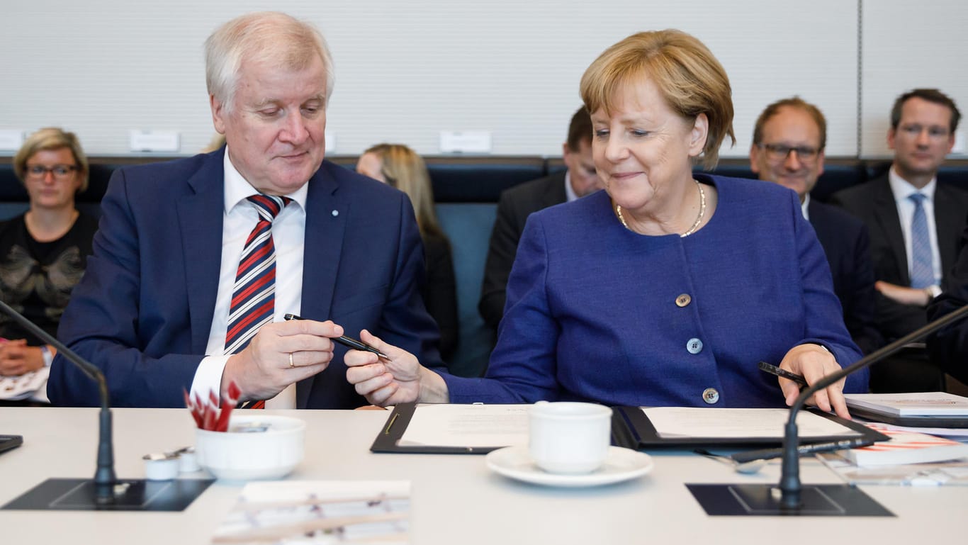Kanzlerin Merkel (CDU) und der CSU-Vorsitzende Horst Seehofer haben schwierige Gespräche vor sich.