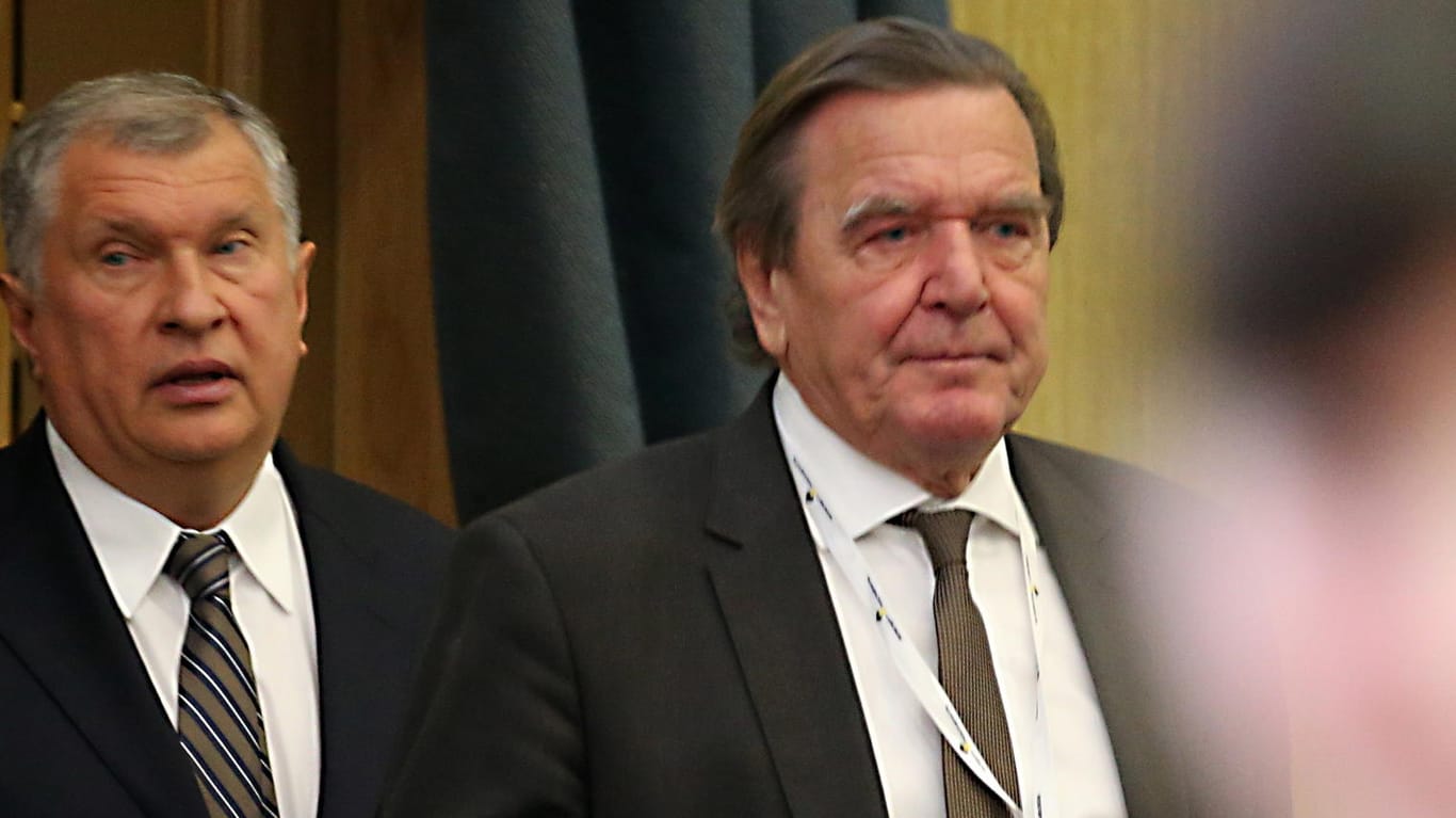 Der ehemalige Bundeskanzler Gerhard Schröder bei der Hauptversammlung des russischen Ölkonzerns Rosneft in St. Petersburg.