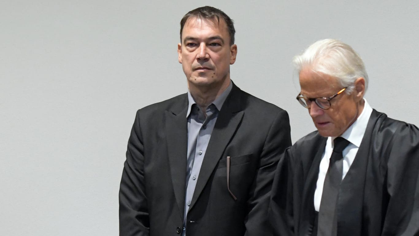 Der Angeklagte Linus Förster (l) im Landgericht Augsburg (Bayern).