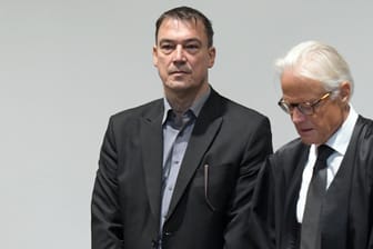 Der Angeklagte Linus FΓΆrster (l) im Landgericht Augsburg (Bayern). Der Angeklagte Linus FΓΆrster (l) im Landgericht Augsburg (Bayern).