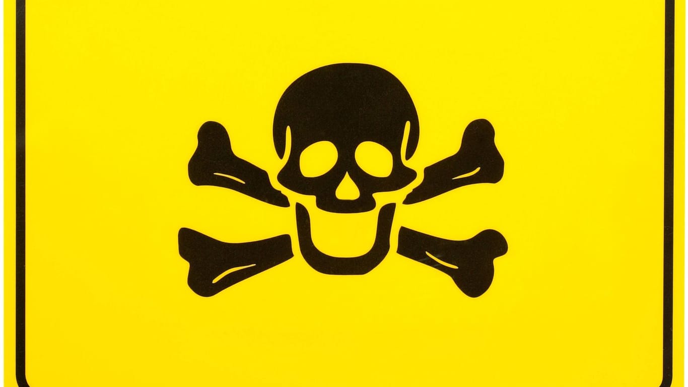 Warnschild mit Totenkopf, auch als Symbol für giftige Stoffe eingesetzt.