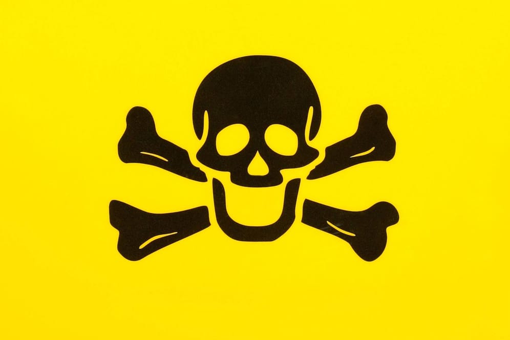 Warnschild mit Totenkopf, auch als Symbol für giftige Stoffe eingesetzt.