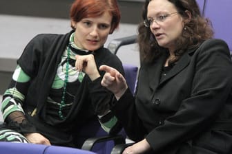 Die Abgeordneten kennen sich nun schon eine Weile – dieses Bild zeigt Andrea Nahles und Katja Kipping im Jahr 2007 während einer Bundestagsdebatte. Nun mehren sich die Anzeichen für eine Kooperation im Bundestag.