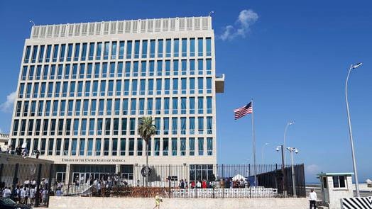 Mysteriöse Erkrankungen: Mitarbeiter der US-Botschaft klagten über Beschwerden, die möglicherweise durch Schall ausgelöst wurden. Die USA zieht nun die Hälfte ihres Personals aus Kuba ab. Mysteriöse Erkrankungen: Mitarbeiter der US-Botschaft klagten über Beschwerden, die möglicherweise durch Schall ausgelöst wurden. Die USA zieht nun die Hälfte ihres Personals aus Kuba ab.