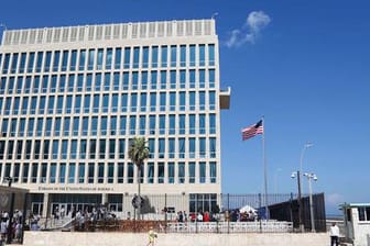 Mysteriöse Erkrankungen: Mitarbeiter der US-Botschaft klagten über Beschwerden, die möglicherweise durch Schall ausgelöst wurden. Die USA zieht nun die Hälfte ihres Personals aus Kuba ab.