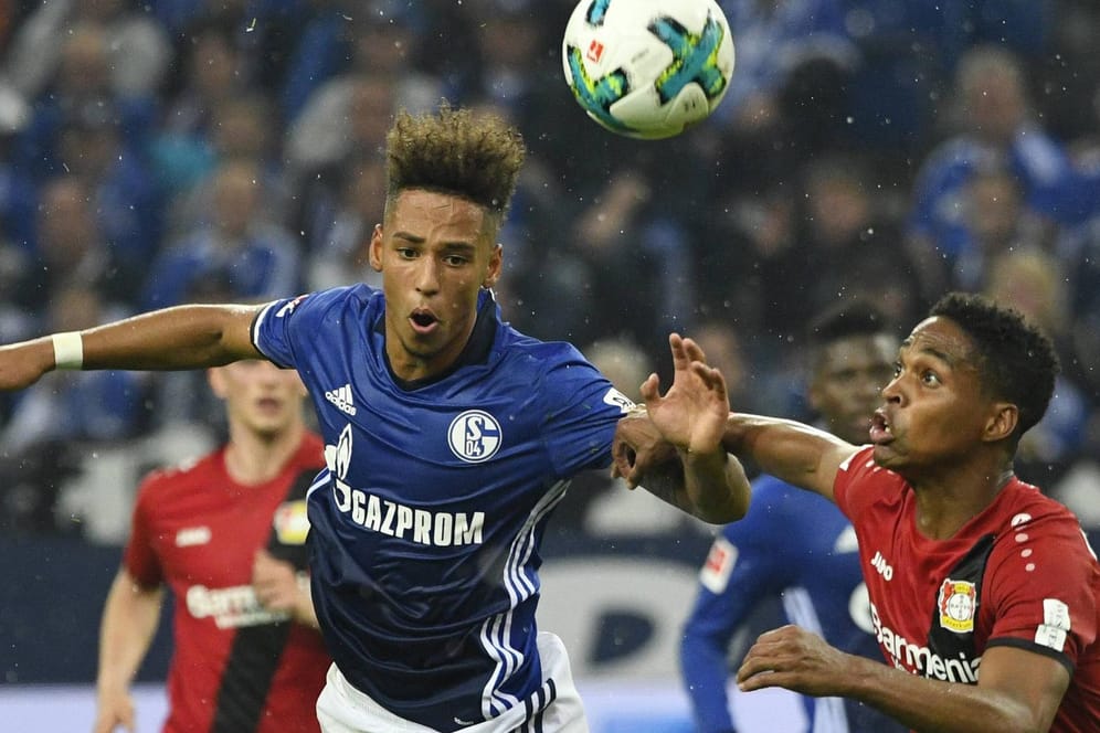 Schalkes Thilo Kehrer (l.) und Leverkusens Wendell kämpfen in der Luft um den Ball.