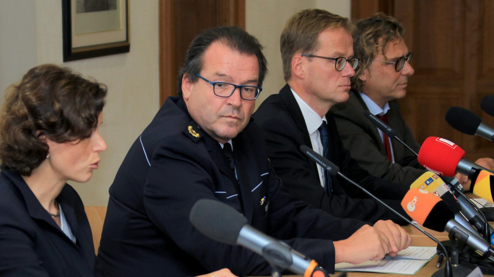 Polizeivizepräsident Uwe Stürmer (2.v.li.) vom Polizeipräsidium Konstanz und Ministerialrätin Petra Mock (li.) bei einer Pressekonferenz in Konstanz.