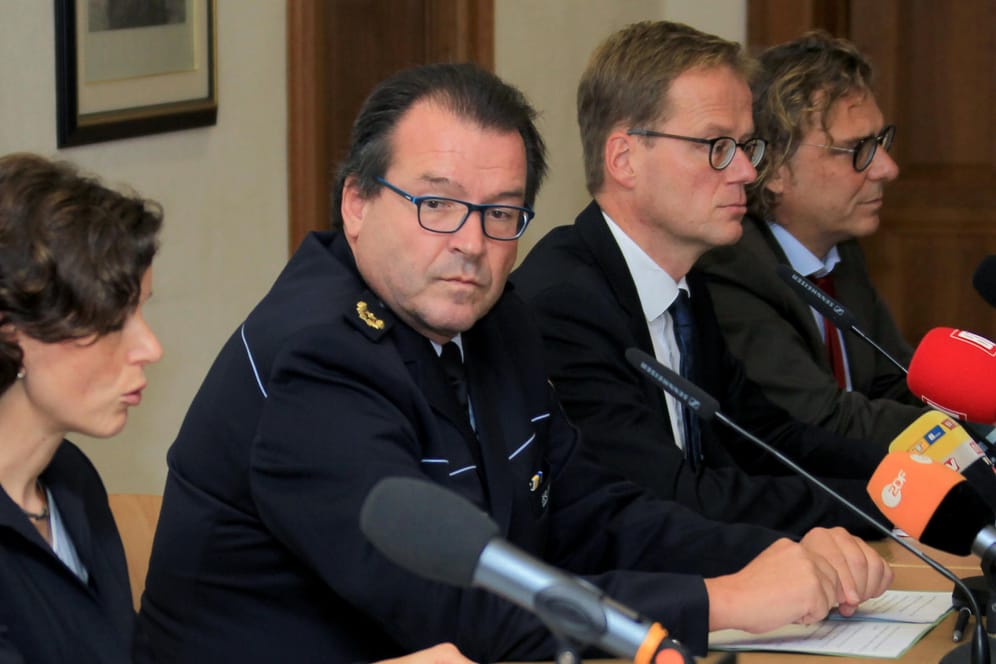 Polizeivizepräsident Uwe Stürmer (2.v.li.) vom Polizeipräsidium Konstanz und Ministerialrätin Petra Mock (li.) bei einer Pressekonferenz in Konstanz.