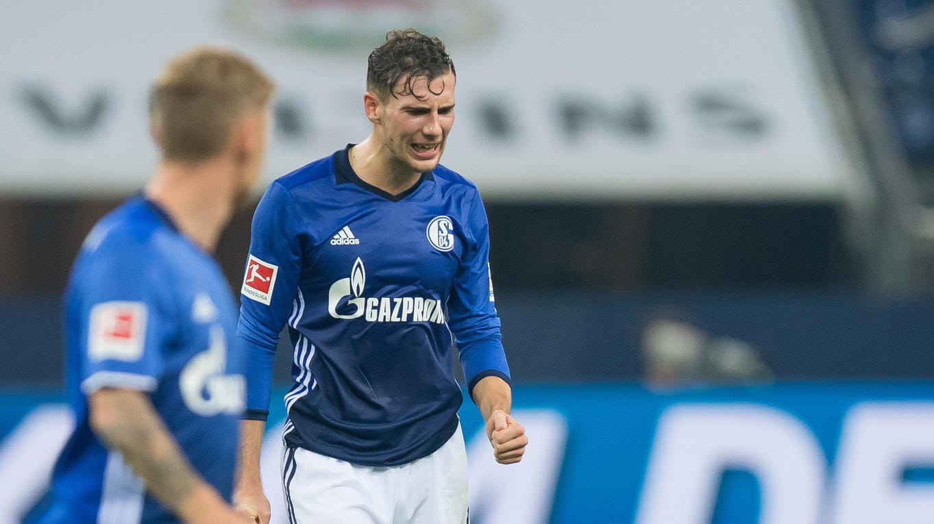 Leon Goretzka (r.) ärgert sich nach dem Remis gegen Leverkusen.