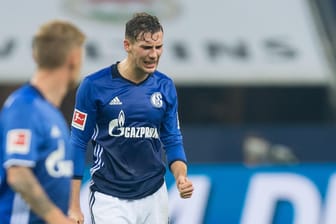 Leon Goretzka (r.) ärgert sich nach dem Remis gegen Leverkusen.