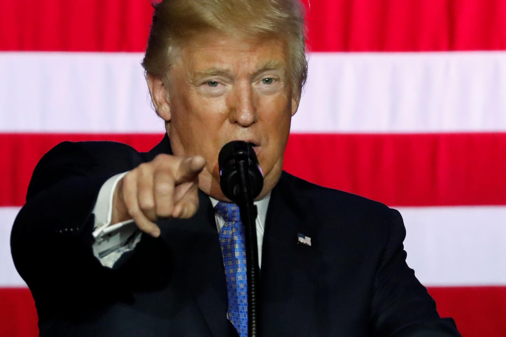 Trump delivers Zahlreiche hochrangige Mitarbeiter verloren bereits ihren Job in der Regierung von Donald Trump. on proposed changes to the tax code at an event in Indianapolis