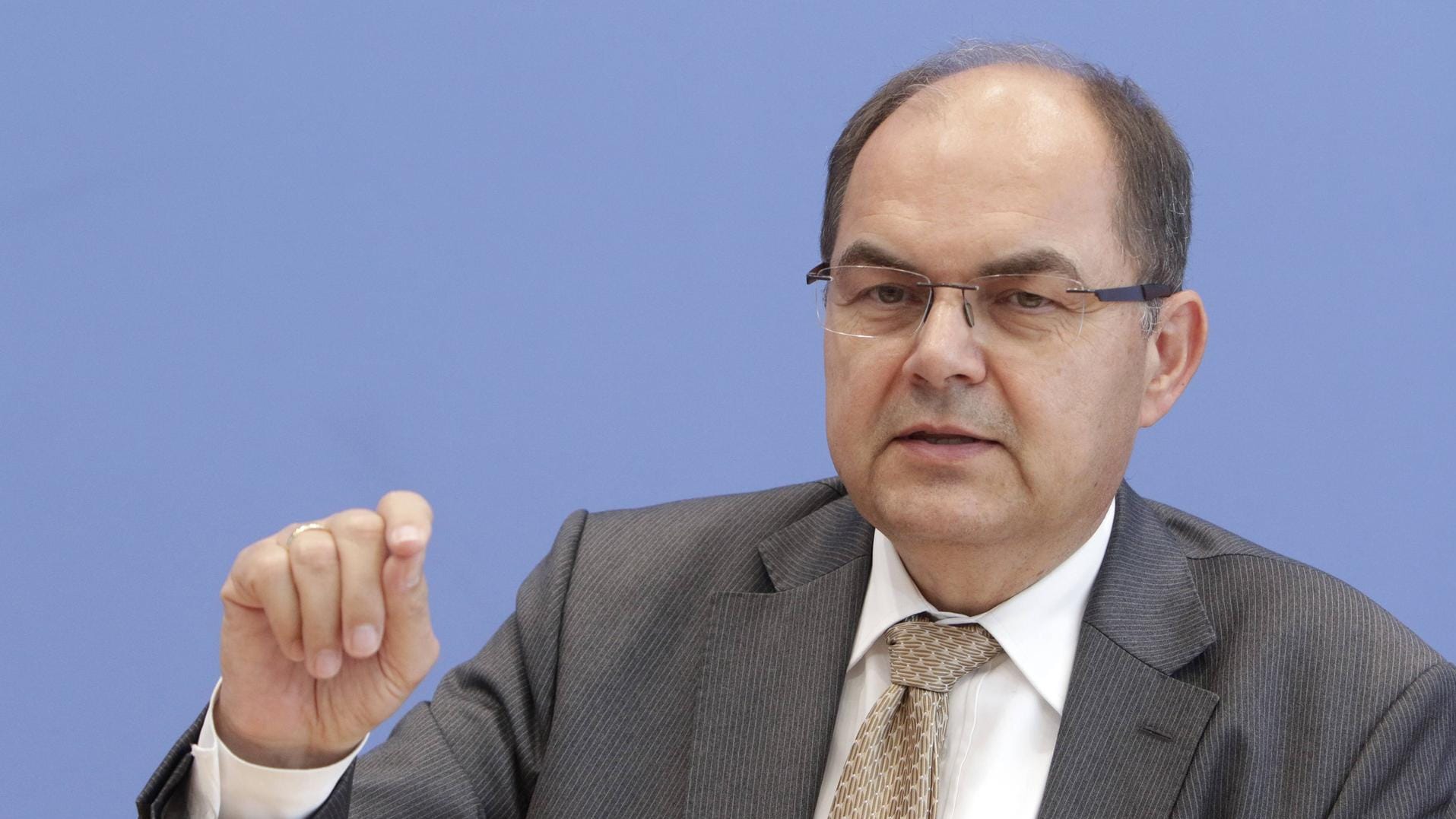Agrarminister Christian Schmidt fordert eine extreme Linie gegen Wölfe. Agrarminister Christian Schmidt fordert eine extreme Linie gegen Wölfe.
