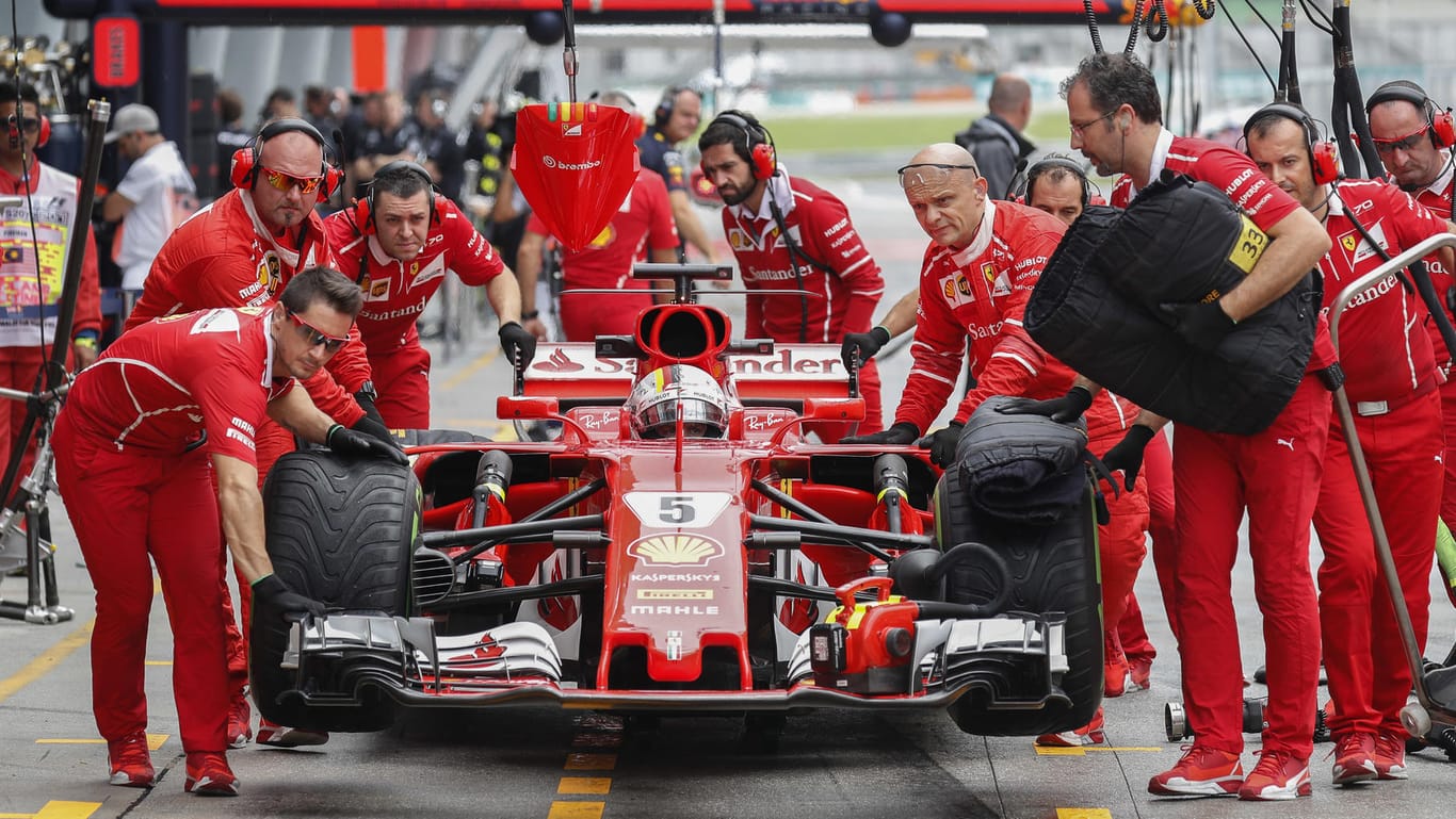 Motoren-Probleme sorgten dafür, dass Sebastian Vettels Ferrari beim Qualifying in Malaysia keine gezeitete Runde auf den Asphalt legen konnte.