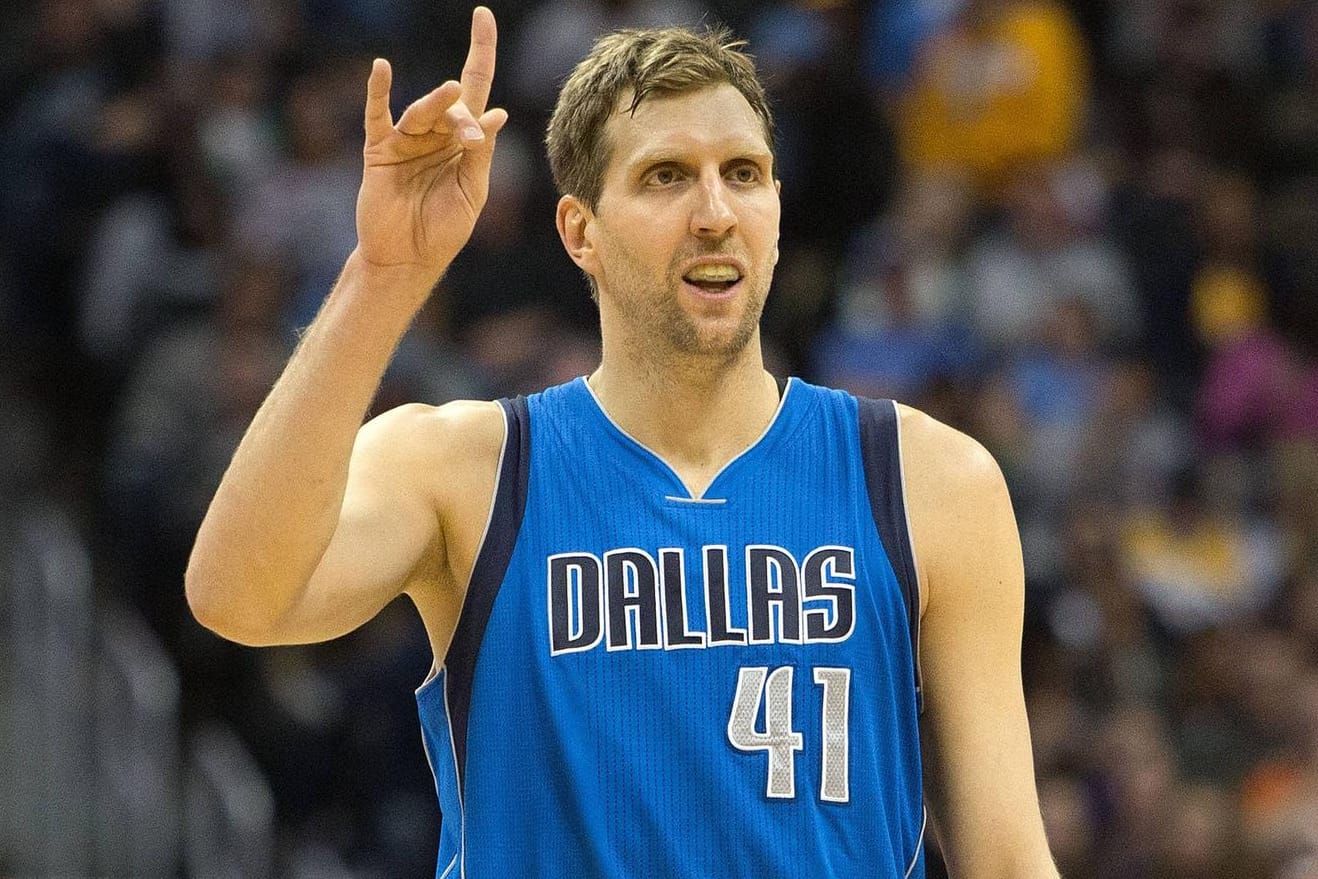 Legende: Dirk Nowitzki spielt seit 1998 für die Dallas Mavericks.