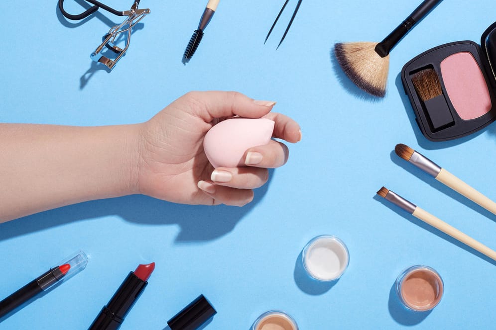 Für ein optimales Make-up benötigt man viele Hilfsmittel. Doch taugt der neue eiförmige Beautyblender auch etwas?
