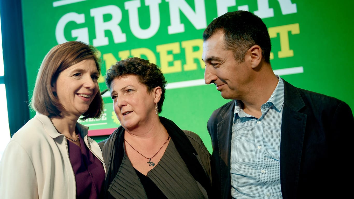 Auf ihrem kleinen Parteitag haben sich die Grünen um die Fraktionsvorsitzende Katrin Göring-Eckardt (l.) und Parteichef Cem Özdemir (r.) offiziell für die Aufnahme von Gesprächen zur Jamaika-Koalition entschieden.