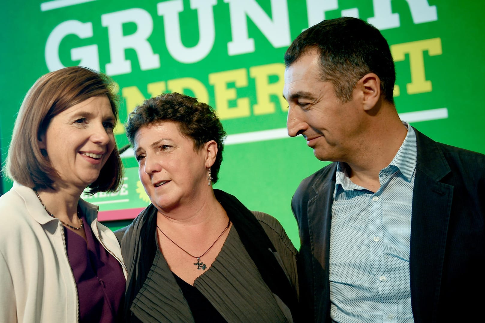 Auf ihrem kleinen Parteitag haben sich die Grünen um die Fraktionsvorsitzende Katrin Göring-Eckardt (l.) und Parteichef Cem Özdemir (r.) offiziell für die Aufnahme von Gesprächen zur Jamaika-Koalition entschieden.