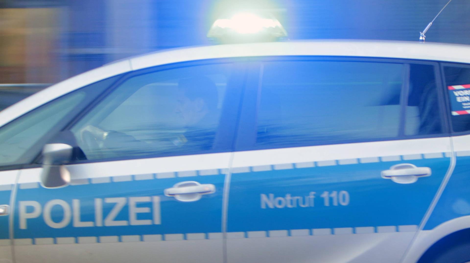 Die Polizei bittet die Bevölkerung bei der Fahndung nach dem möglichen Täter um sachdienliche Hinweise. Die Polizei bittet die Bevölkerung bei der Fahndung nach dem möglichen Täter um sachdienliche Hinweise.