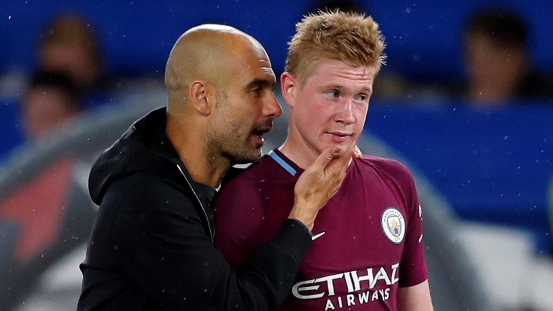 City-Trainer Pep Guardiola gibt Torschütze Kevin de Bruyne taktische Anweisungen. City-Trainer Pep Guardiola gibt Torschütze Kevin de Bruyne taktische Anweisungen.