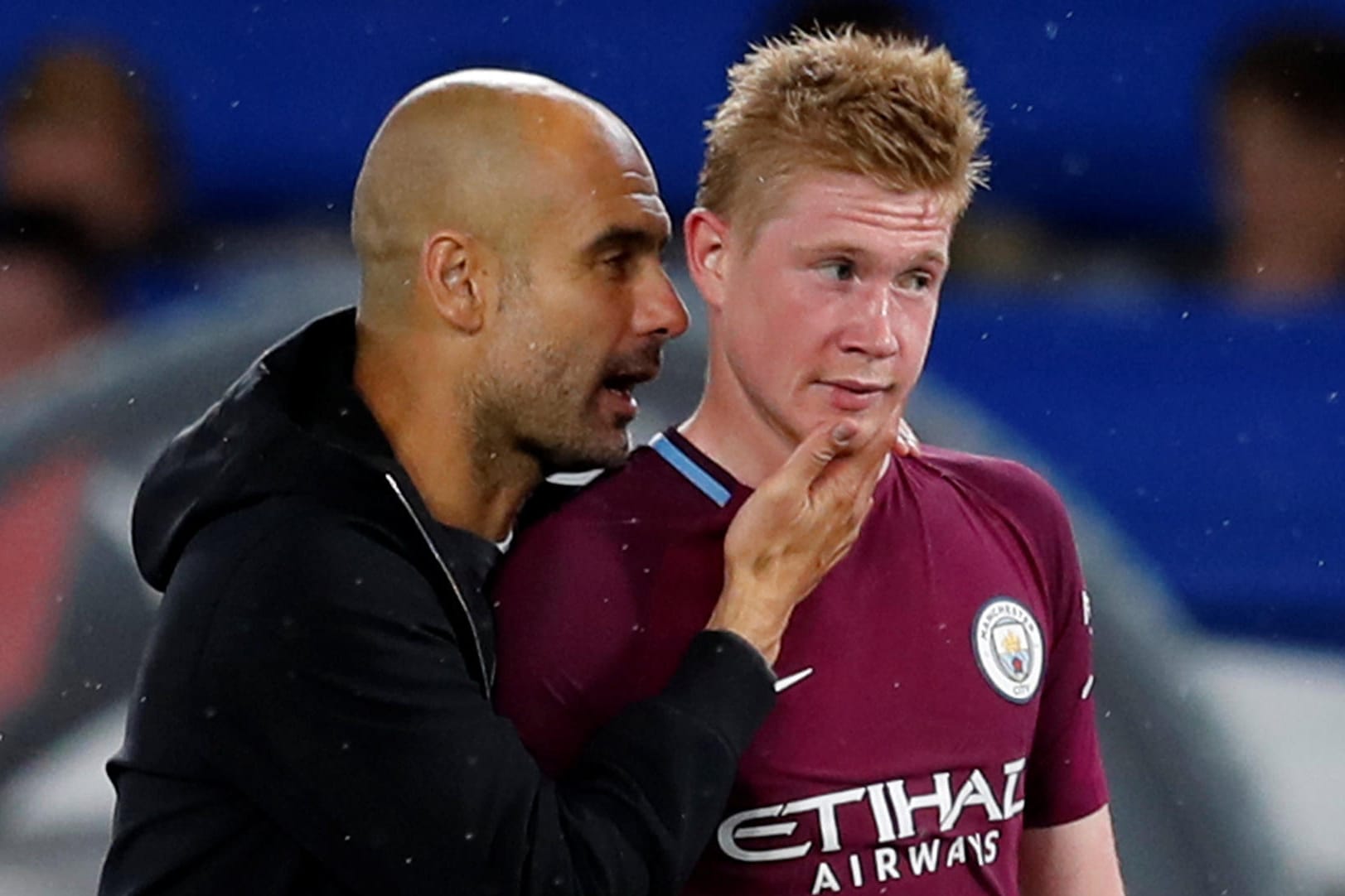 City-Trainer Pep Guardiola gibt Torschütze Kevin de Bruyne taktische Anweisungen.