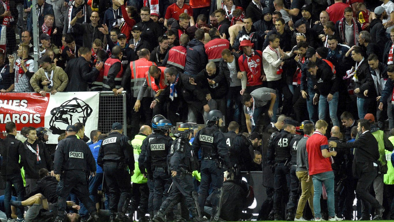 Polizei und Rettungskräfte versorgen die Verletzten im Stadion von Amiens. Ein Teil des Geländers, dass die Fans zurückhalten soll, war zuvor eingebrochen.