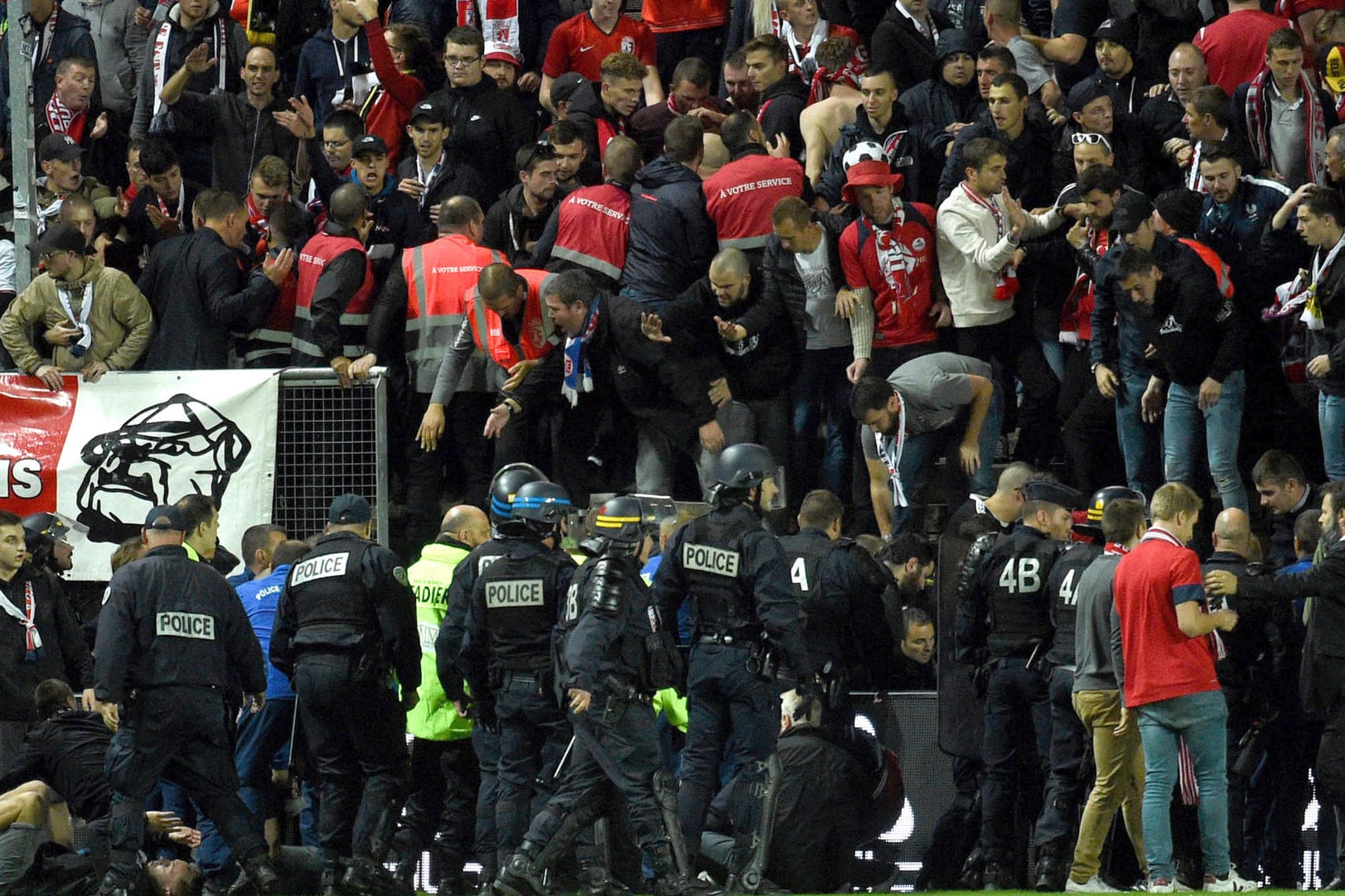 Polizei und Rettungskräfte versorgen die Verletzten im Stadion von Amiens. Ein Teil des Geländers, dass die Fans zurückhalten soll, war zuvor eingebrochen.