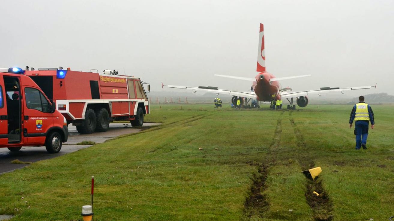 Das Flugzeug schoß über Landebahn hinaus und kam erst 50 Meter dahinter zum Stehen. Das Flugzeug schoß über Landebahn hinaus und kam erst 50 Meter dahinter zum Stehen.