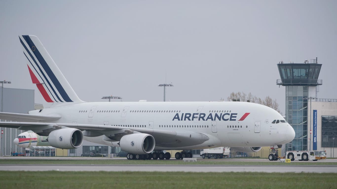 Dieses Airbus A380-Modell der Air France musste nach einer Triebwerksexplosion notlanden.