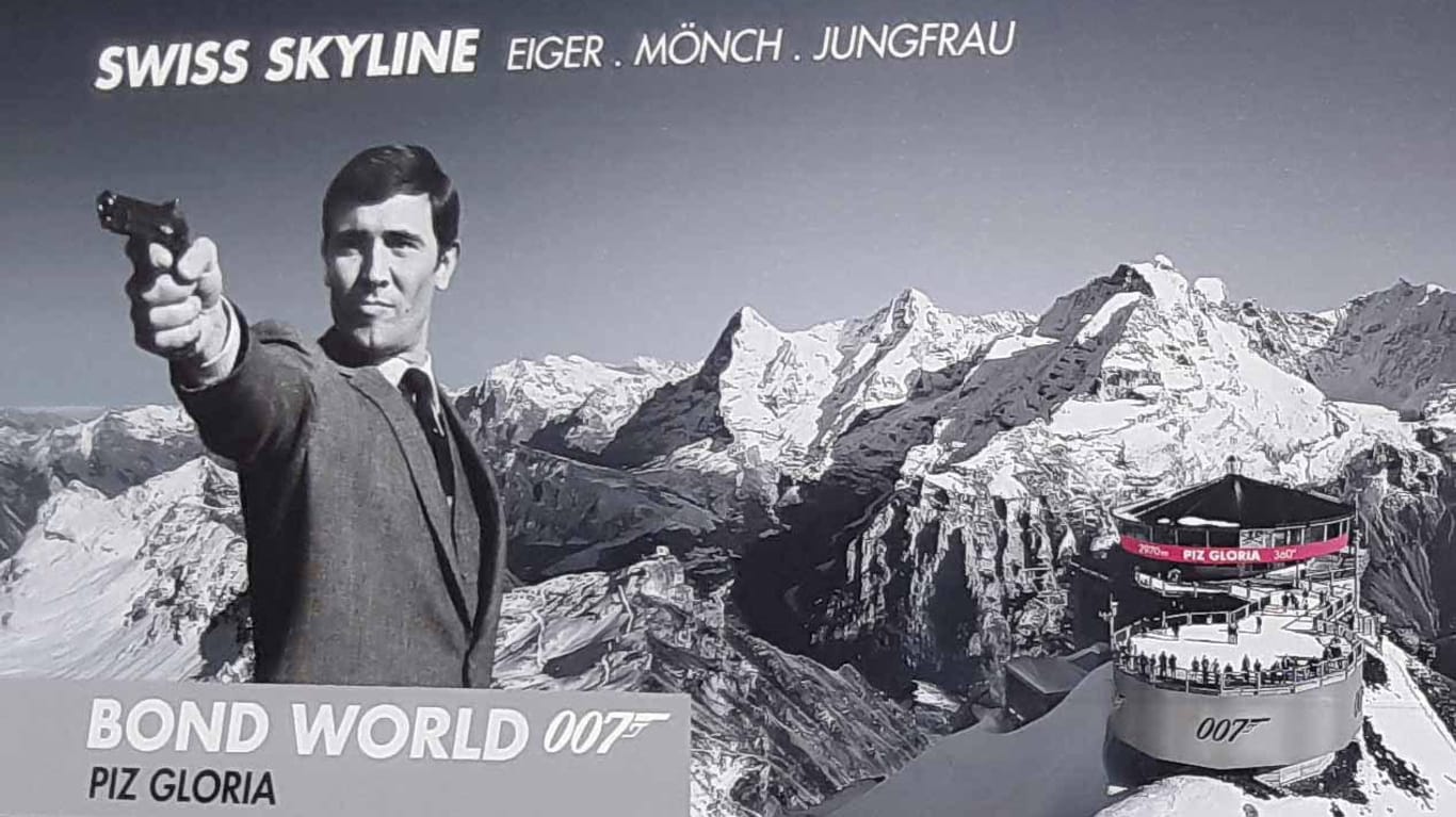 Das Plakat der Bond World 007 in Stechelberg verweist auf den Bond-Klassiker.