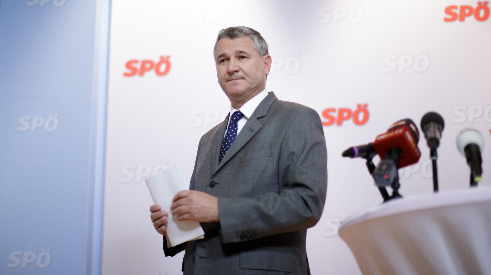 Der SPÖ-Bundesgeschäftsführer, Georg Niedermühlbichler, hat auf einer Pressekonferenz seinen Rücktritt verkündet. Der SPÖ-Bundesgeschäftsführer, Georg Niedermühlbichler, hat auf einer Pressekonferenz seinen Rücktritt verkündet.