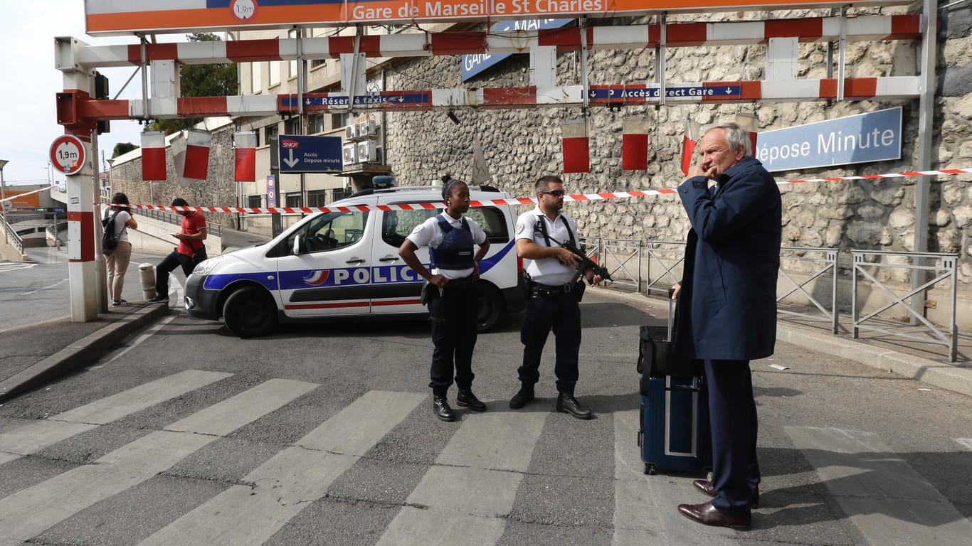 Polizisten sperren die Zufahrt zum Bahnhof Saint-Charles in Marseille ab.