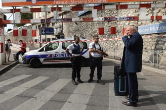 Polizisten sperren die Zufahrt zum Bahnhof Saint-Charles in Marseille ab.