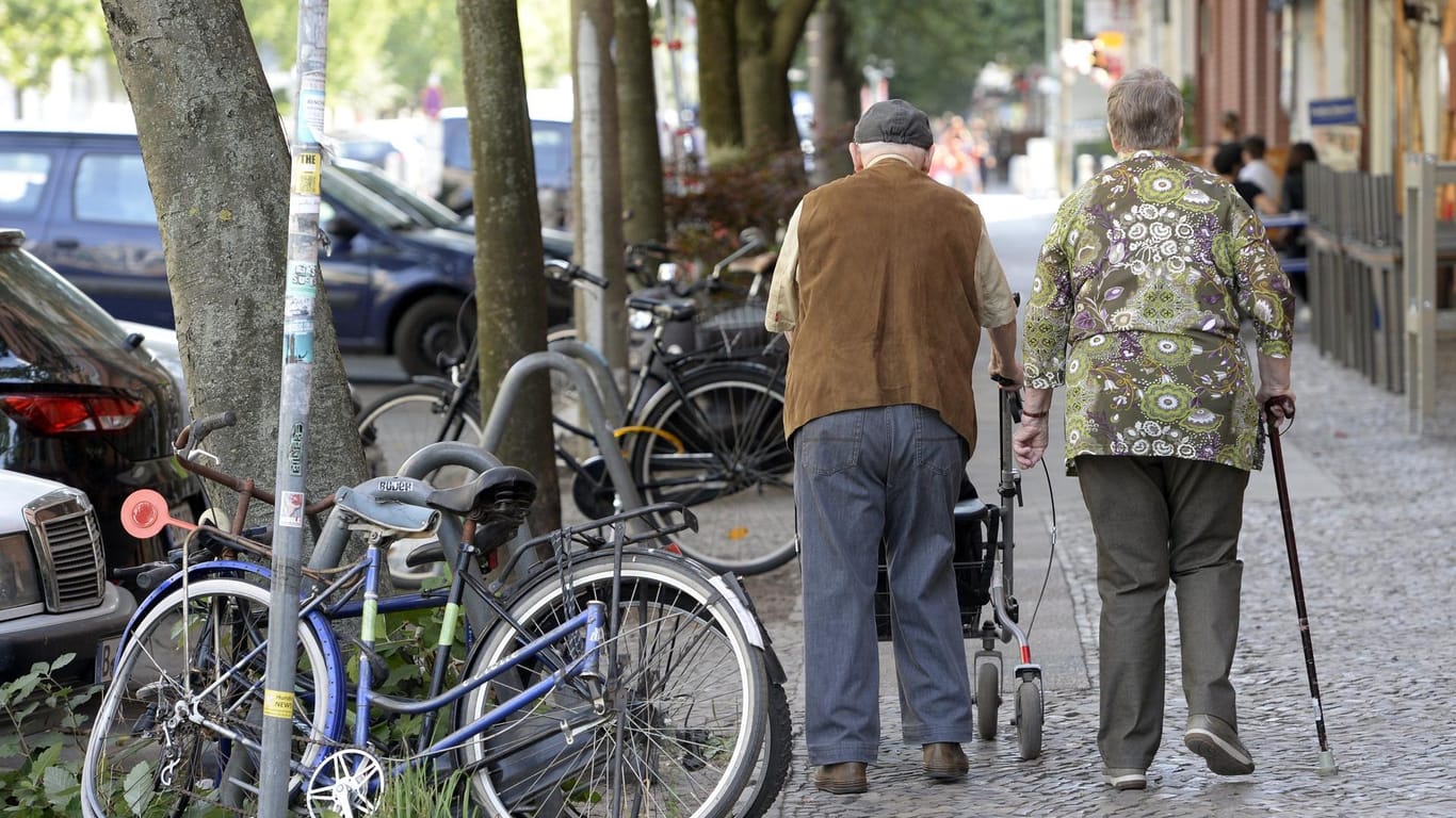 Ein Rentnerpaar spaziert in Berlin zum Einkaufen. Viele ältere Menschen fühlen sich im Alltag benachteiligt.