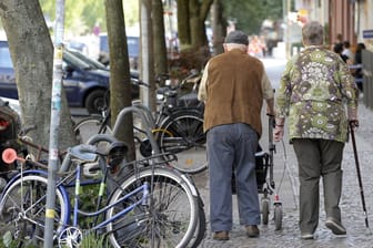 Ein Rentnerpaar spaziert in Berlin zum Einkaufen. Viele ältere Menschen fühlen sich im Alltag benachteiligt.