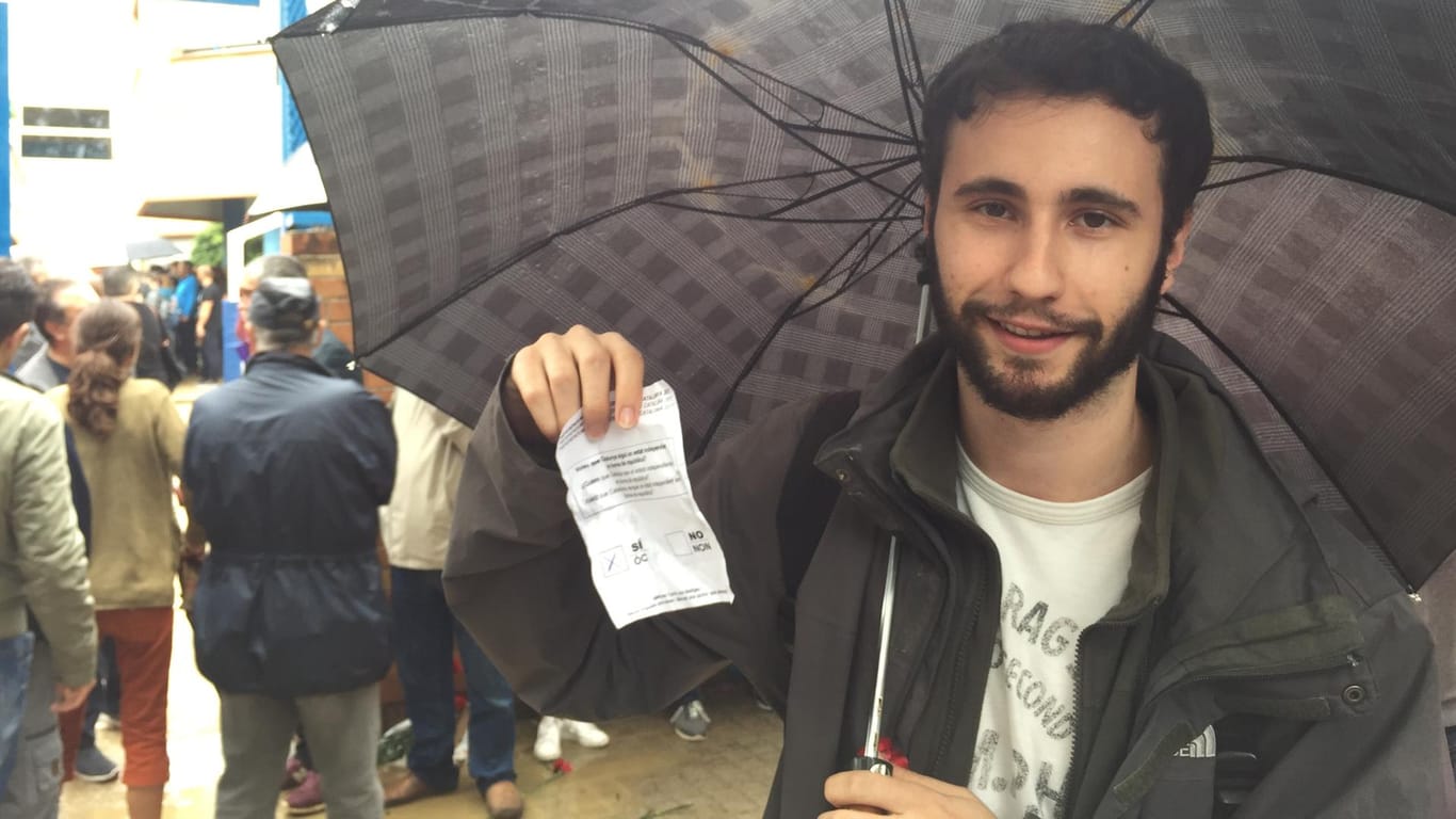 Der 22-jährige Sergi Saranga zeigt stolz seinen Stimmzettel vor – er stimmt bei dem nicht bindenden Referendum mit "Ja".