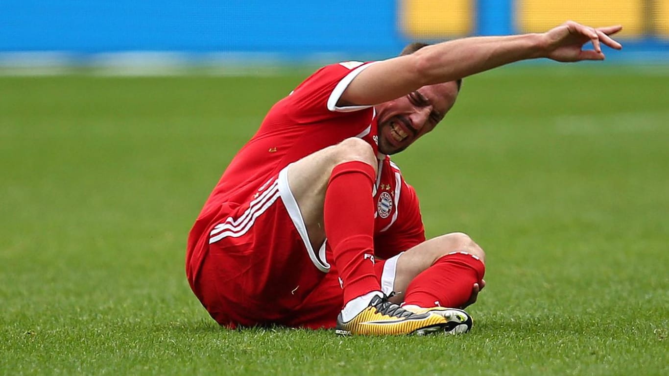 Die Schrecksekunde: Ribéry liegt verletzt am Boden.