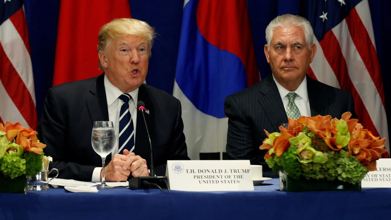 US-Präsident Donald Trump und Außenminister Rex Tillerson bei einem Treffen mit den Staatschefs von Japan und Südkorea in New York. US-Präsident Donald Trump und Außenminister Rex Tillerson bei einem Treffen mit den Staatschefs von Japan und Südkorea in New York.
