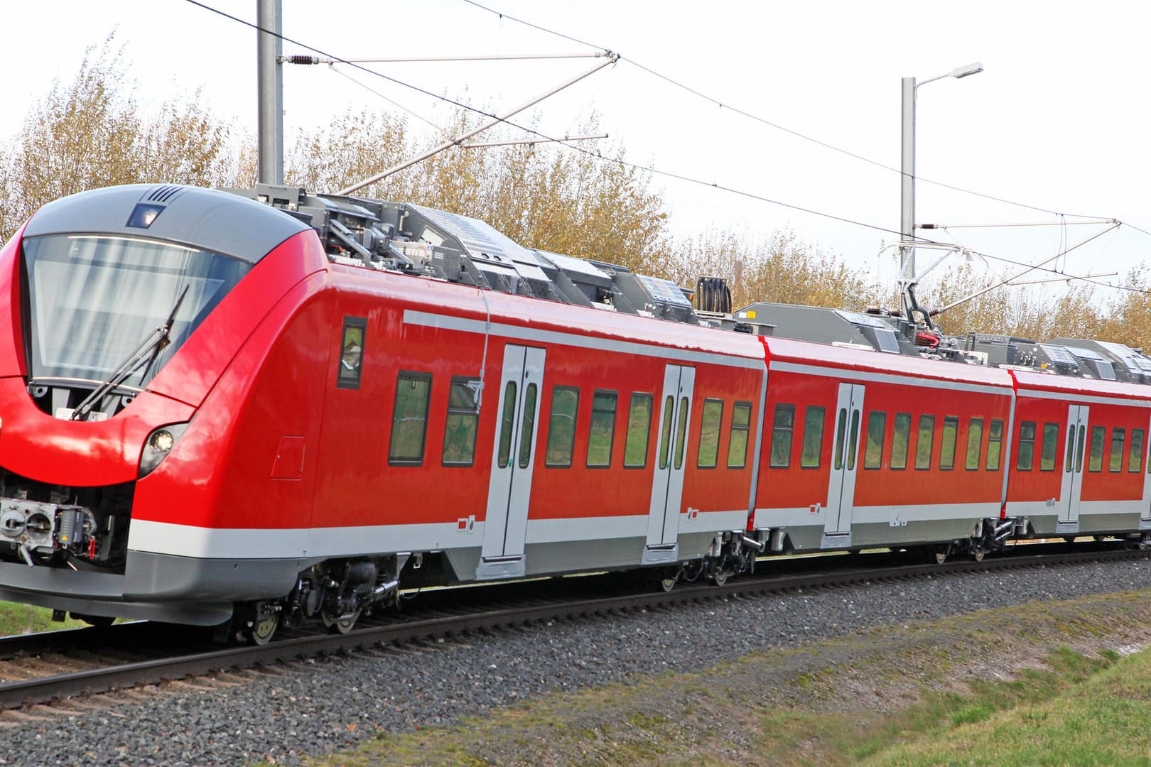 Die Frau habe sofort einen Kundenbetreuer in der Bahn alarmiert, der die Polizei verständigte. Diese fanden den Jungen friedlich schlafend auf.